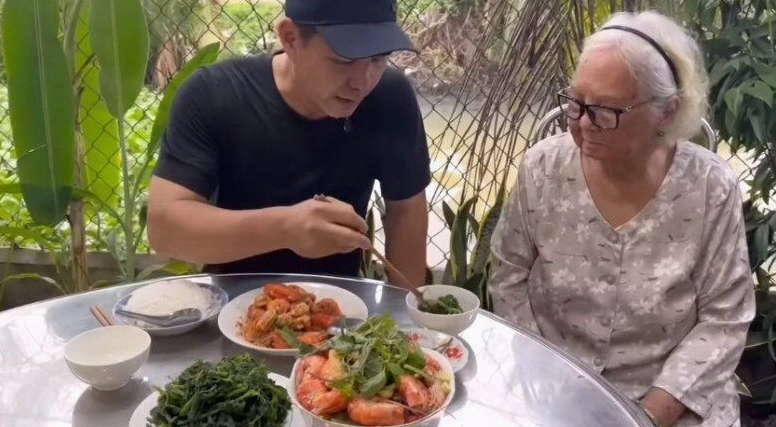 Diễn viên Trung Dũng về quê chăm sóc mẹ già