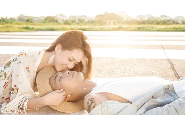Đinh Hương hôn BigDaddy trong MV