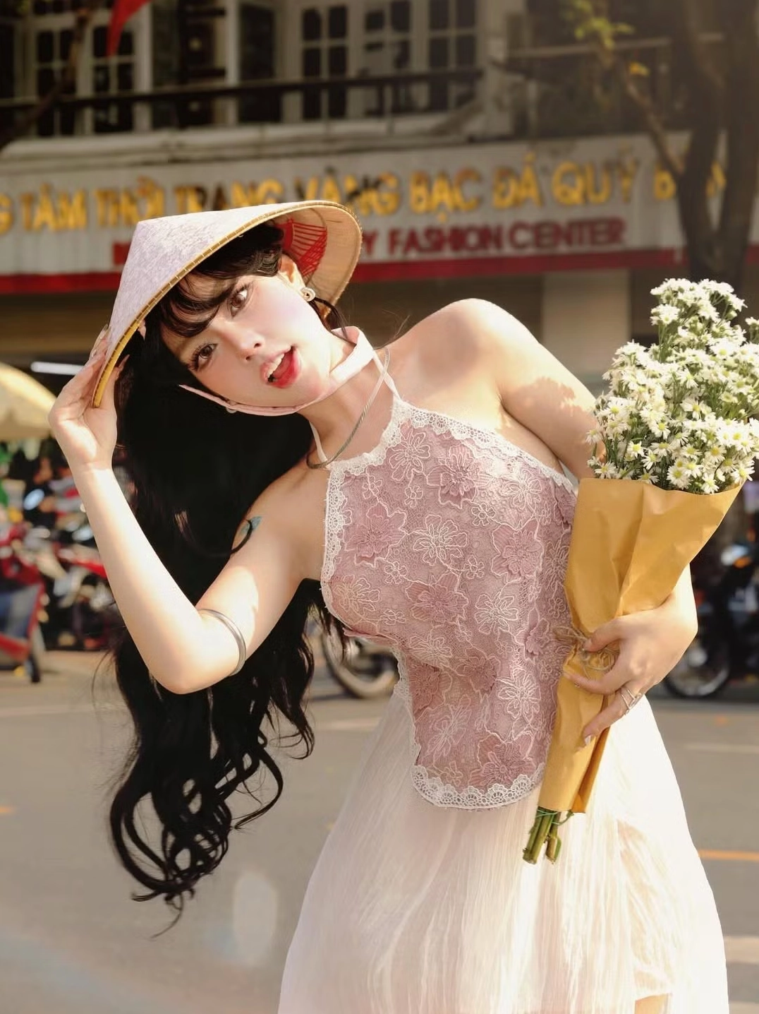 Hình ảnh Bảo Khuyên Susan với phong cách thời trang hiện đại, pha lẫn nét cổ điển.