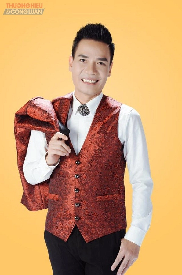 Hình ảnh ca sĩ Huy Cường biểu diễn trên sân khấu