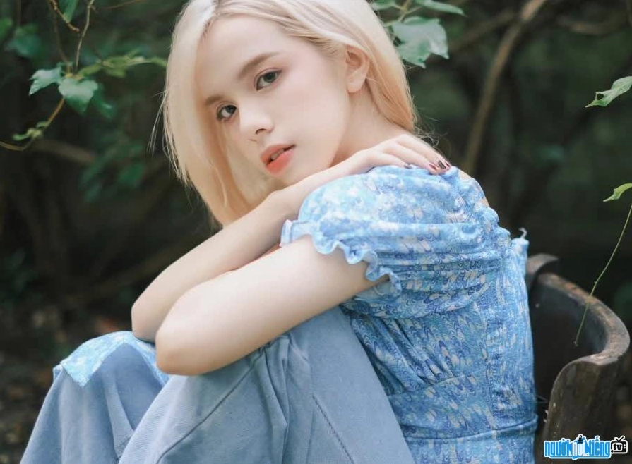 Hình ảnh ca sĩ MiIna sở hữu vẻ đẹp trong trẻo.