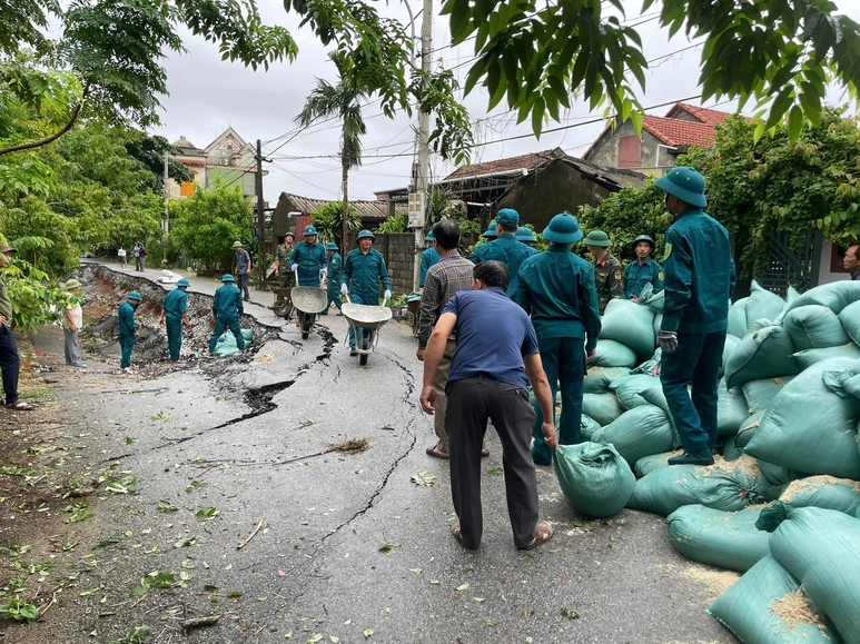 Hình ảnh đoàn đội giúp đỡ người dân, thể hiện tinh thần nhân ái.