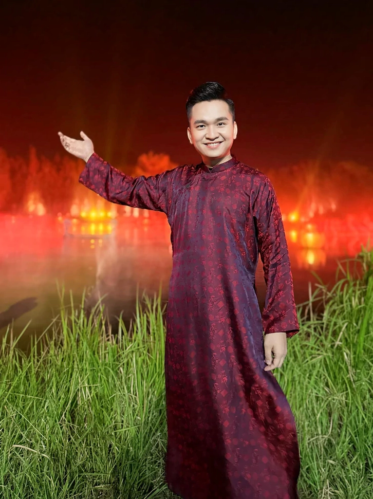Hình ảnh MC Hạnh Phúc với nụ cười rạng rỡ.