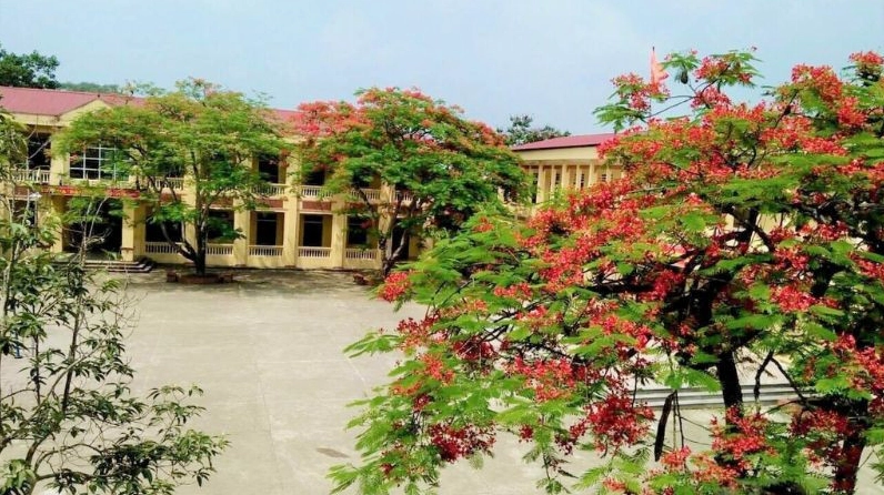 Hình ảnh một ngôi trường hiện đại với sân trường rộng và các dãy nhà cao tầng