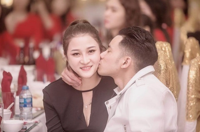 Hình ảnh tình tứ của Lê Bảo Bình và vợ