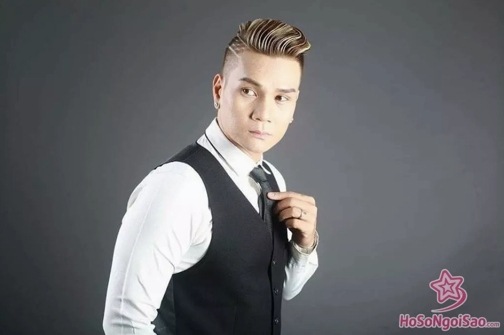 Hình ảnh Trịnh Tuấn Vỹ thể hiện sự điềm tĩnh và trưởng thành.