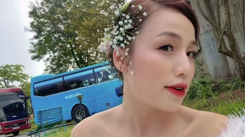 Hình Thị Nhung cài hoa lên tóc