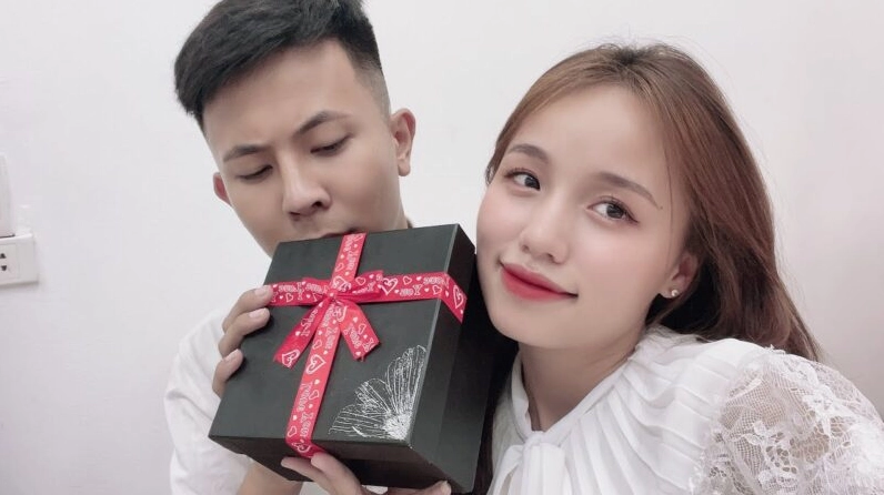 Hình Thị Nhung được tặng quà