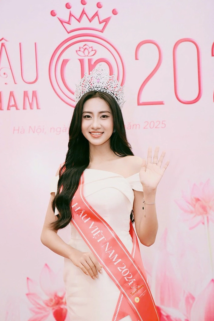 Hoa hậu Hà Trúc Linh thể hiện sự tự tin trên sân khấu
