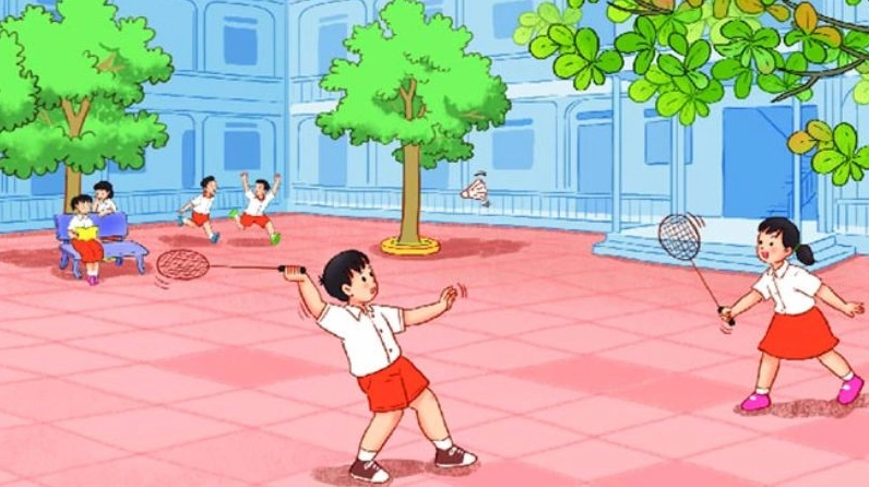Học sinh đang nô đùa trên sân trường đầy nắng
