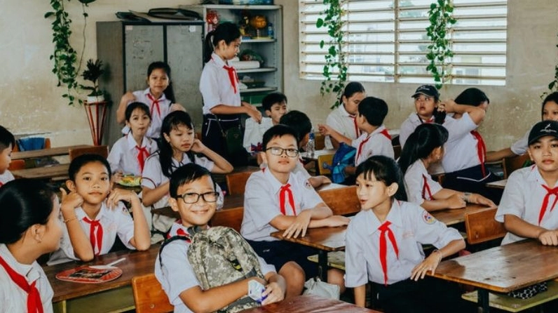 Học sinh vui vẻ nô đùa trên sân trường