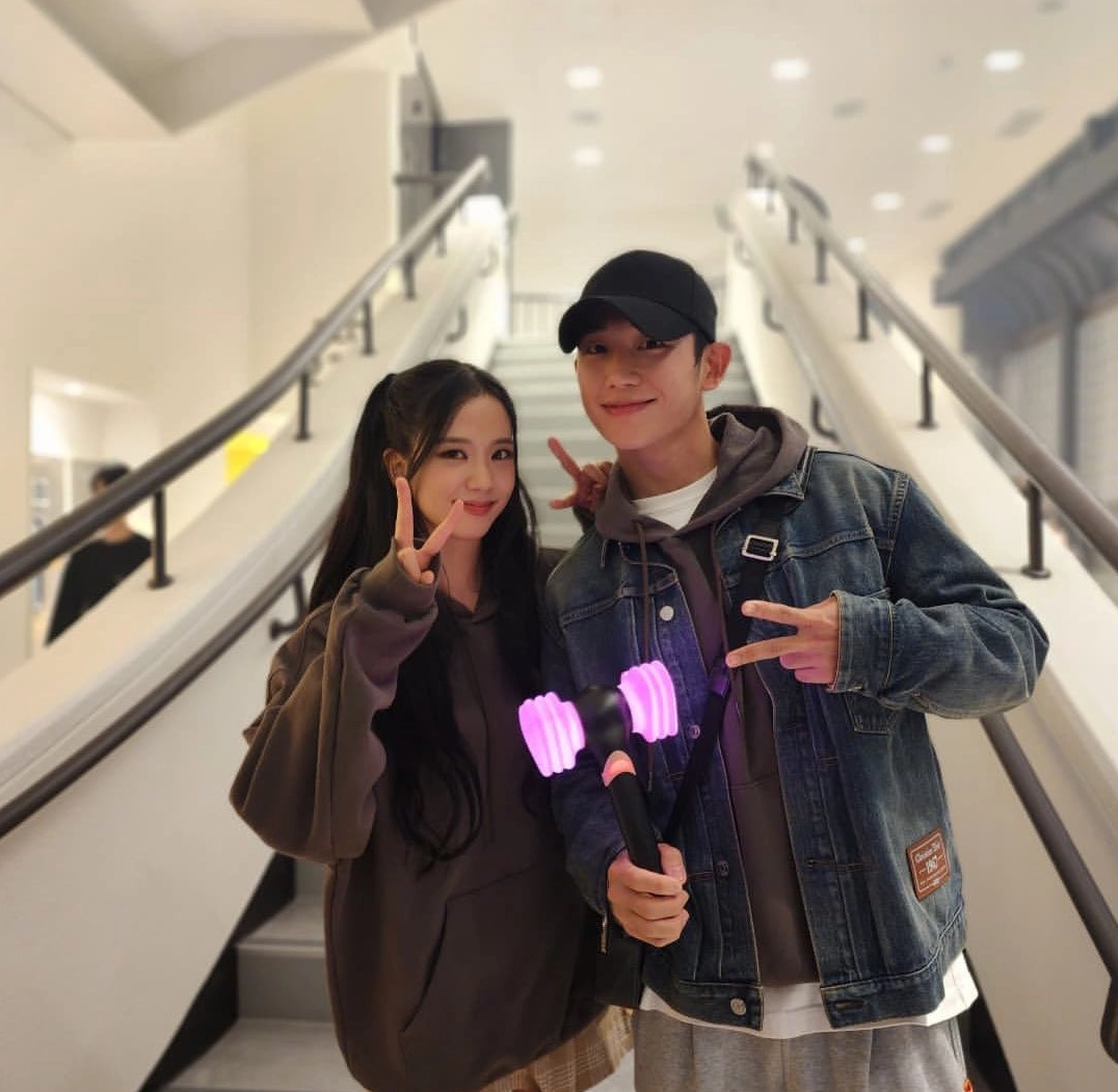 Jung Hae In và Kim Jisoo dành cho nhau những cử chỉ quan tâm và tương tác ngọt ngào