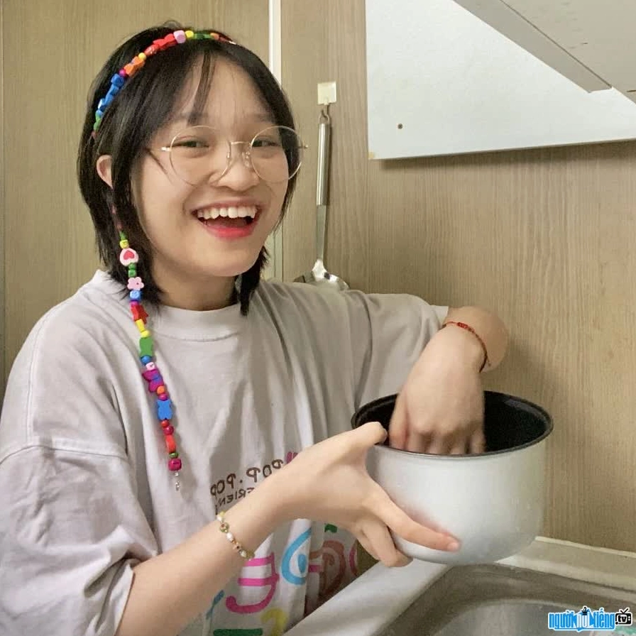 Khum Cần Cố trong một video