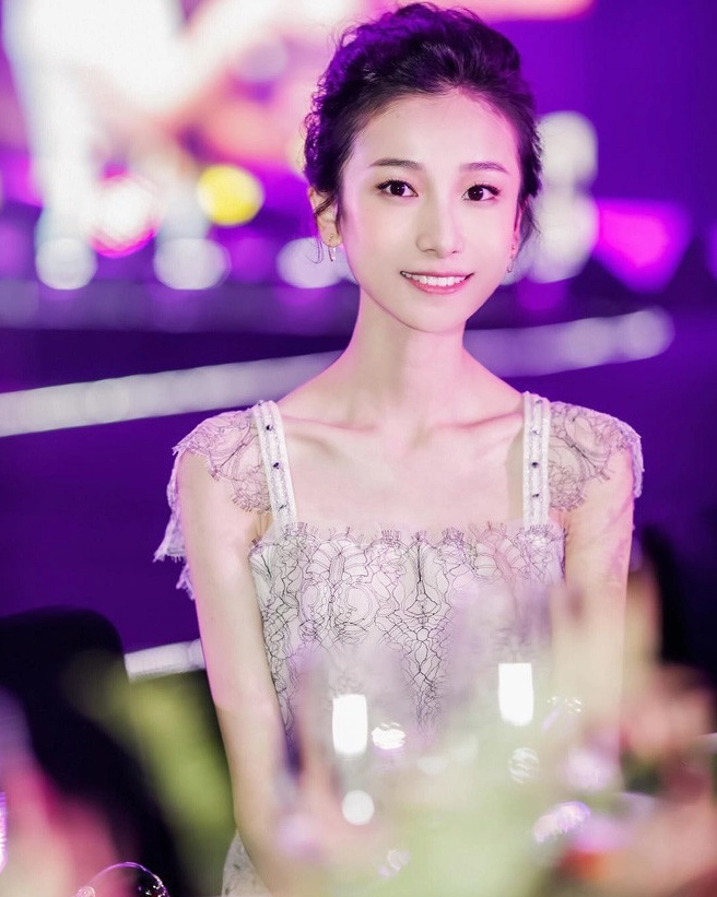 Khương Tử Tân ngoài đời thường.