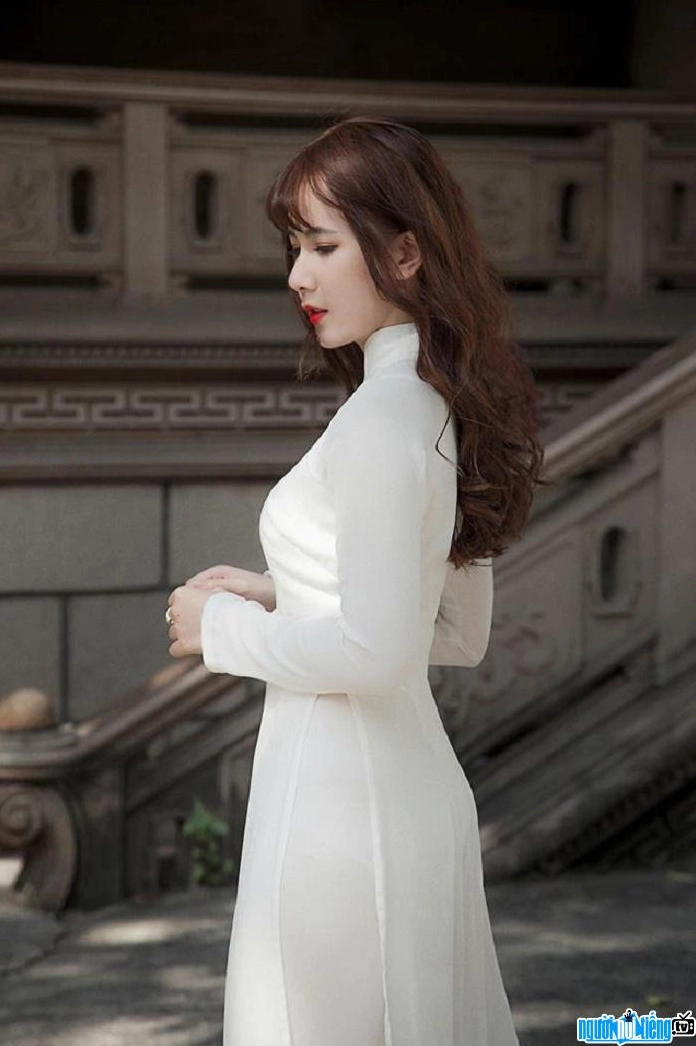 Kim Tuyến FAPTV dịu dàng trong trang phục truyền thống