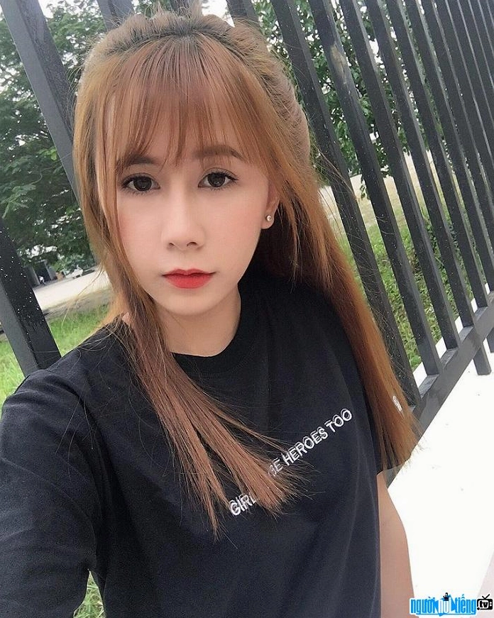 Kim Tuyến FAPTV trẻ trung xinh đẹp trong một buổi chụp hình