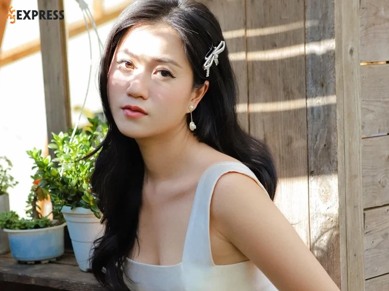 Lâm Vỹ Dạ khoe sắc.