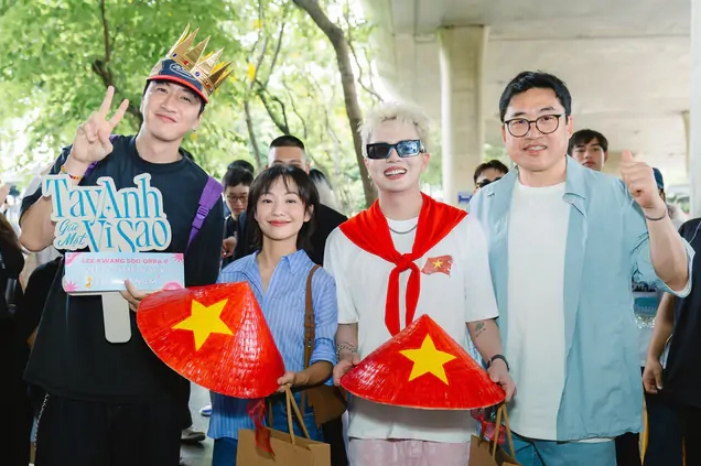 Lee Kwang Soo tại sân bay Tân Sơn Nhất, Việt Nam.