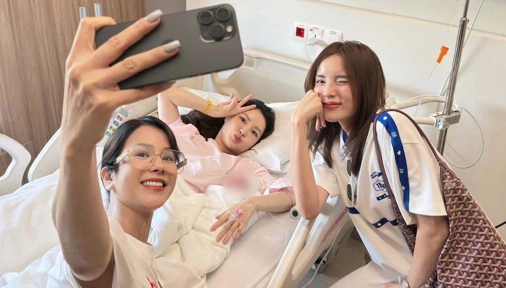 Lucie Nguyễn cùng bạn bè trong một sự kiện