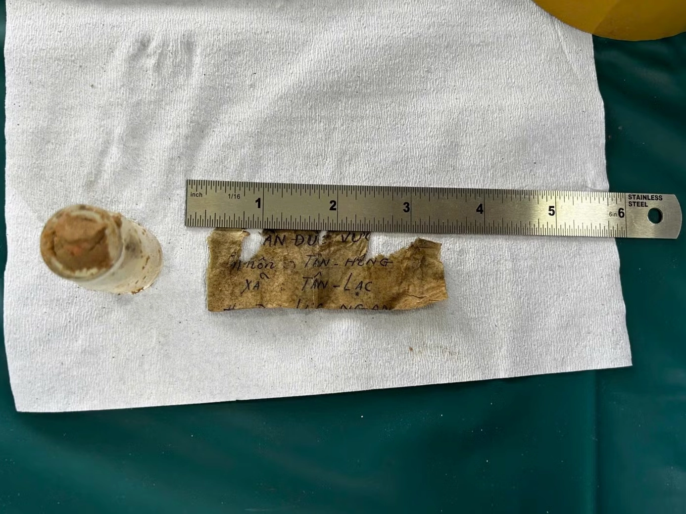 Mảnh giấy được phát hiện trong lọ penicillin tại một phần mộ ở Nghĩa trang liệt sĩ Vĩnh Hưng - Tân Hưng.