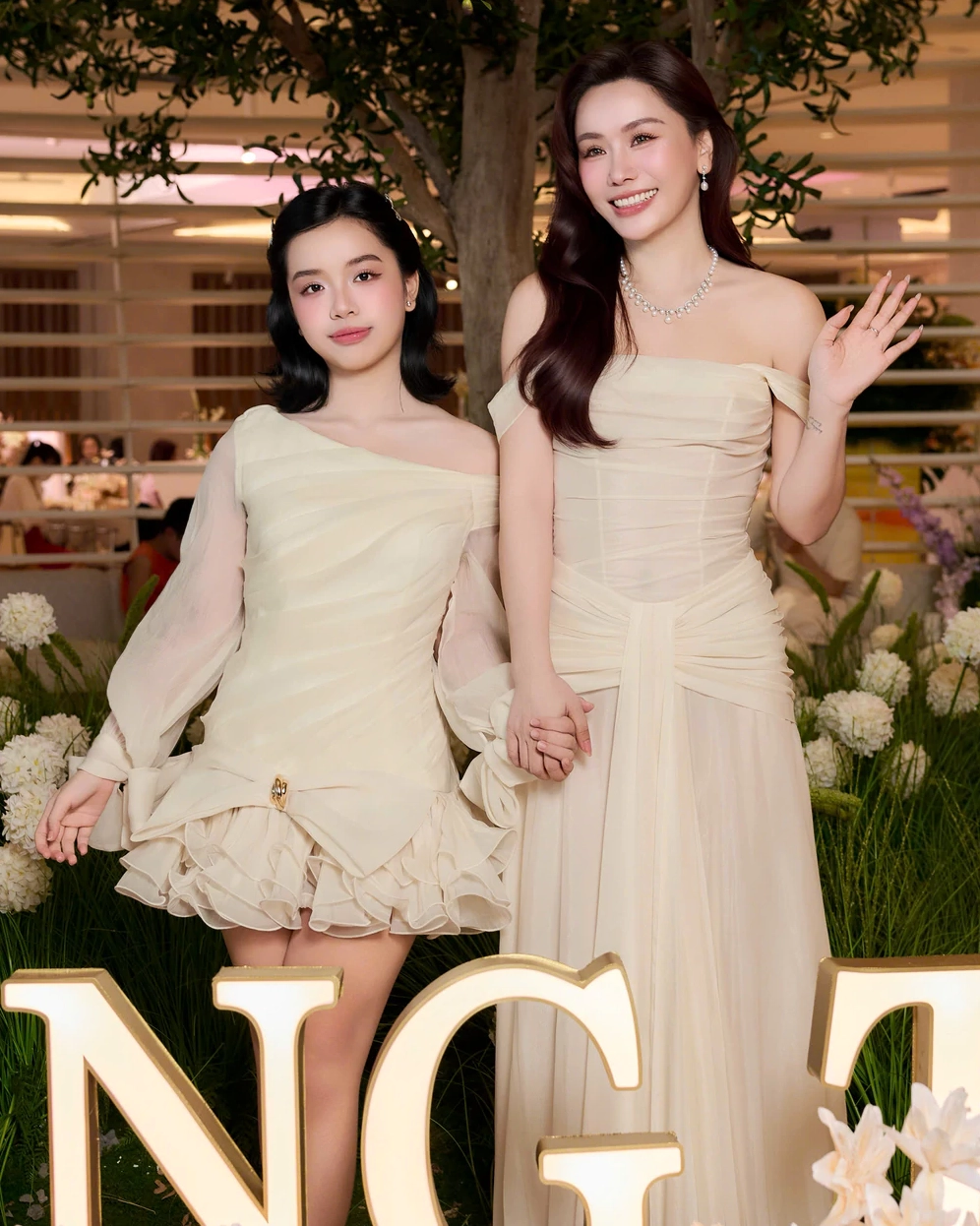 MC Anh Thơ bên con gái