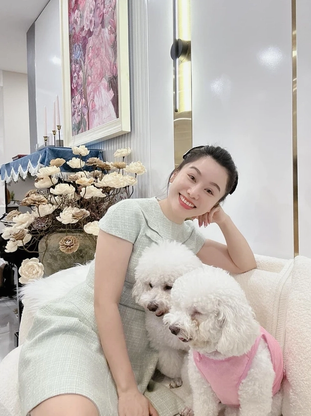 MC Anh Thơ khoe dáng bên con gái