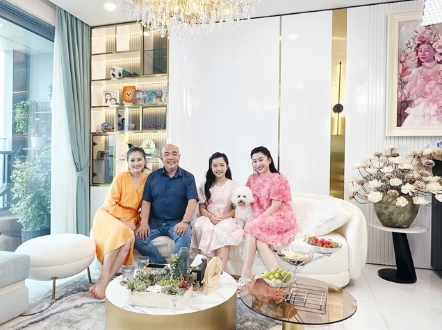 MC Anh Thơ thân thiết với ca sĩ Quốc Đại