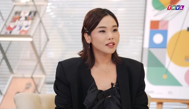 MC Hạnh Phúc trong một chương trình truyền hình.