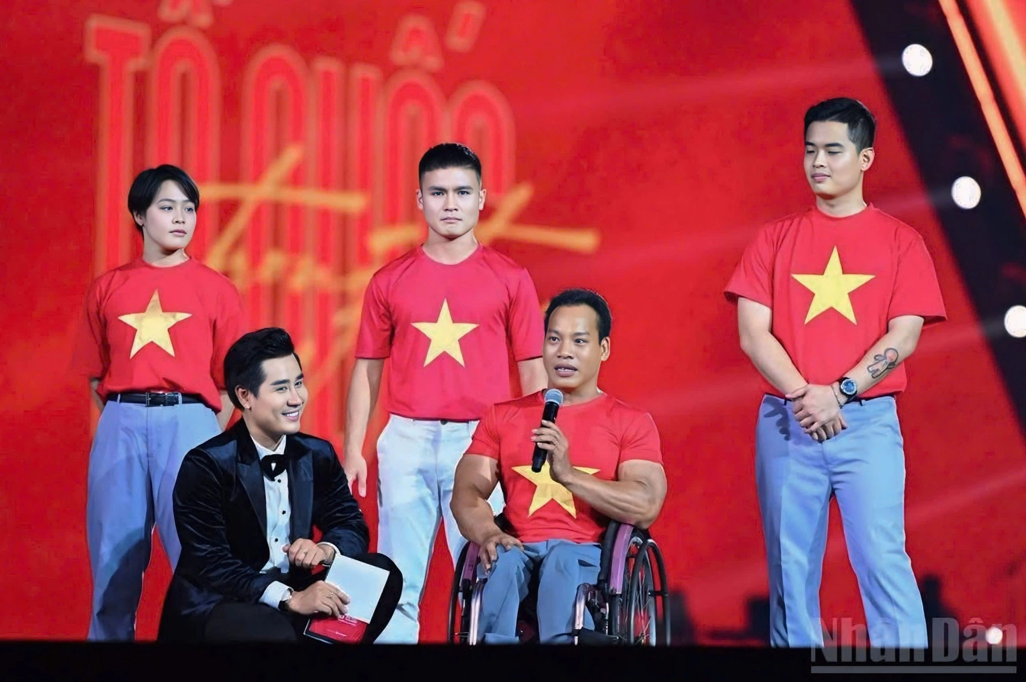 MC Nguyên Khang với phong thái chuyên nghiệp