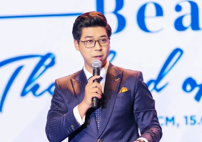 MC Vĩnh Phú từng đạt danh hiệu Én Đồng trong cuộc thi Người dẫn chương trình truyền hình năm 2014