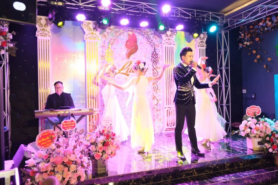 Nam ca sĩ thể hiện giọng ca sâu lắng và ngọt ngào trên sân khấu