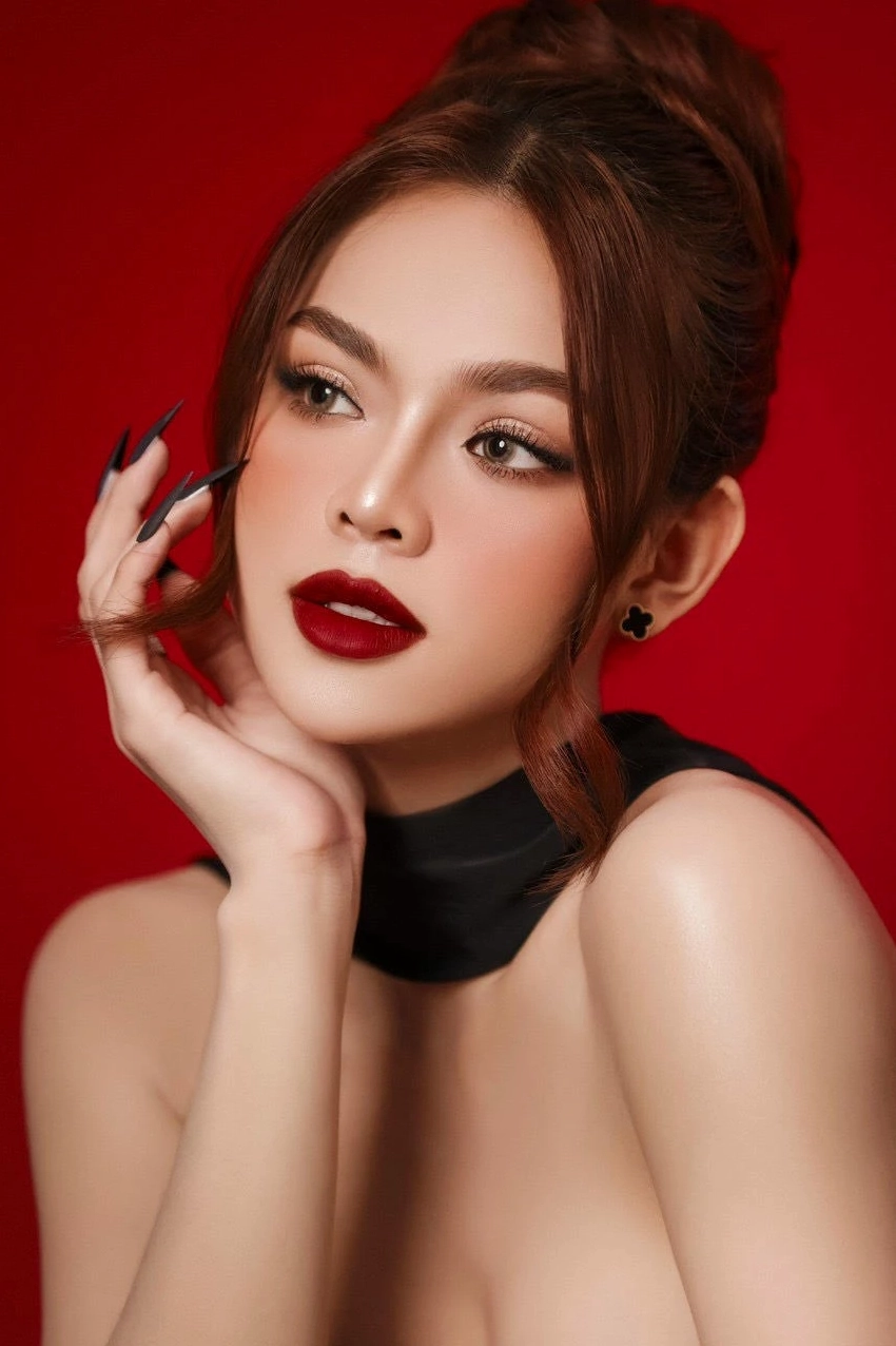 Nét quyến rũ và thần thái của diễn viên Thái Trà My trong một bộ ảnh thời trang.