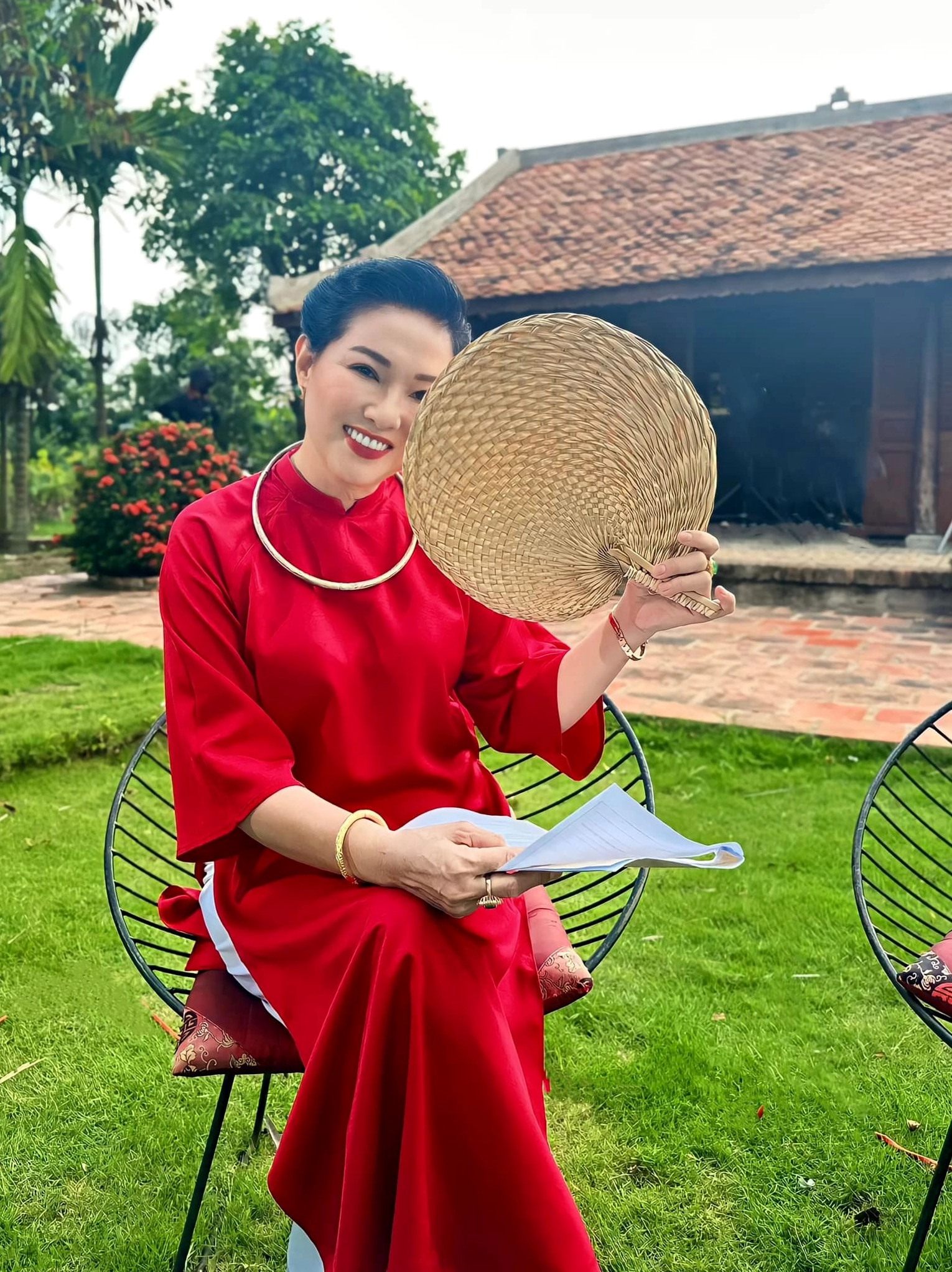 Nghệ sĩ Phương Dung trong trang phục đẹp