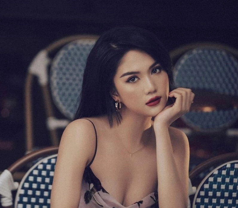 Ngọc Trinh trong một bộ trang phục gợi cảm