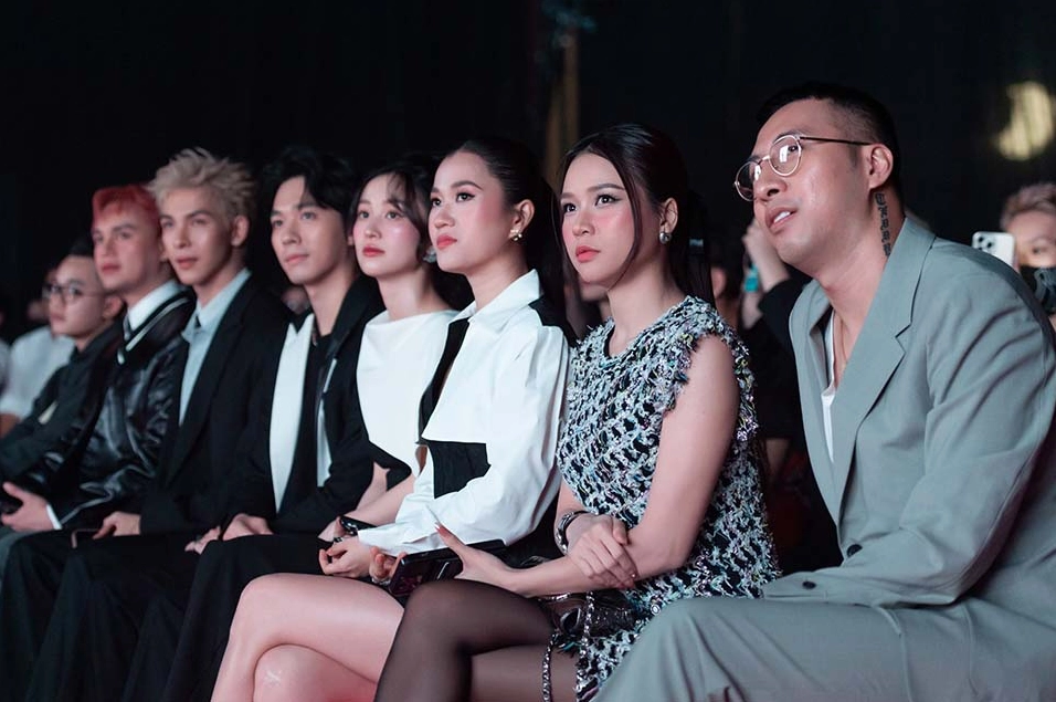 Nhiều nghệ sĩ đến chúc mừng và ủng hộ Linh Ka