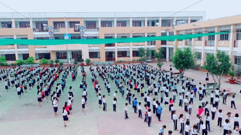 Nhóm học sinh nữ đang nhảy dây vui vẻ