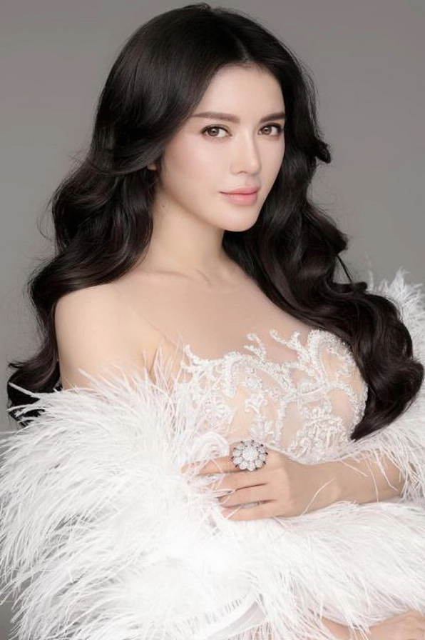 Nữ ca sĩ Thu Hương với phong cách biểu diễn cuốn hút