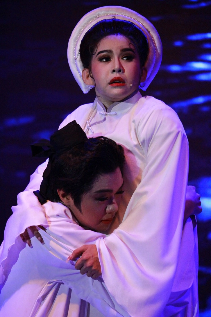 Nữ diễn viên Bình Tinh tỏa sáng
