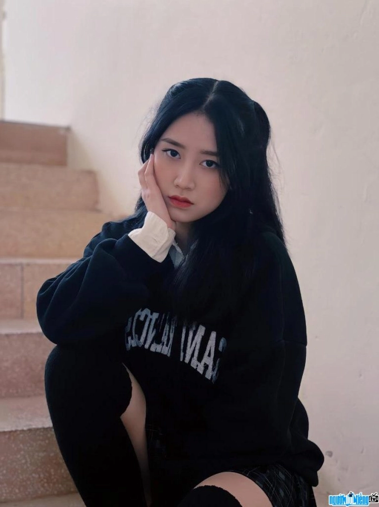 Nữ diễn viên Quỳnh Moon cười nhẹ