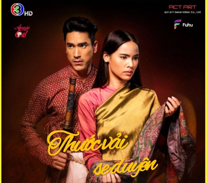 Nữ diễn viên Yaya Urassaya trong trang phục lộng lẫy