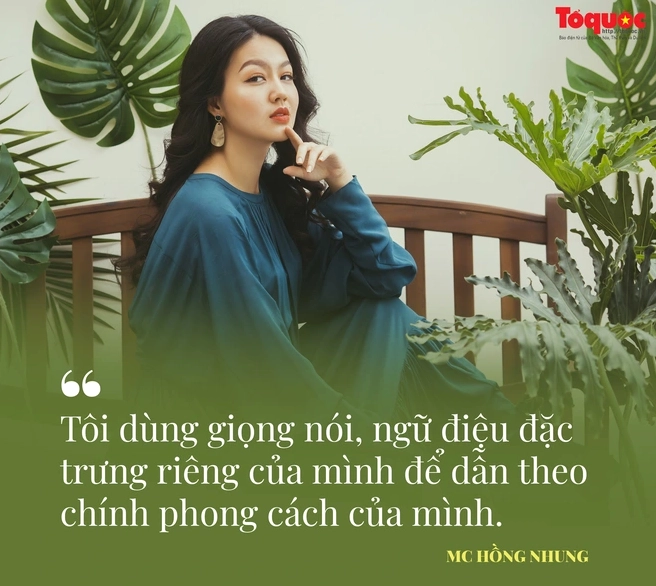 Nữ MC Hồng Nhung với nụ cười rạng rỡ.