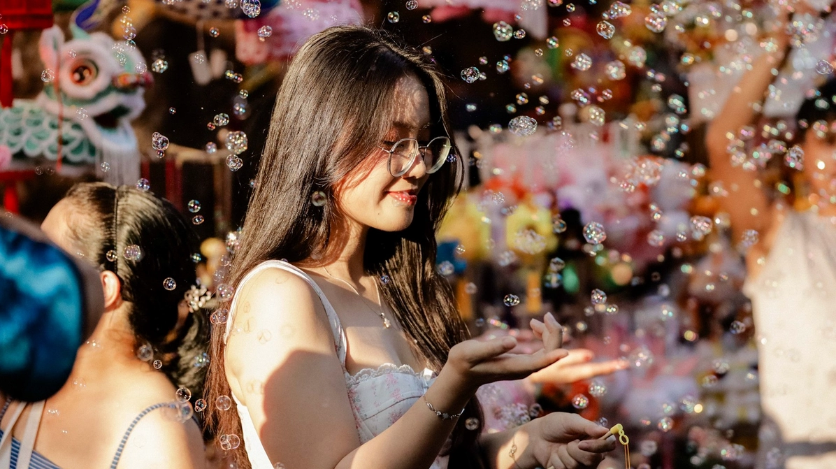 Phố Hàng Mã đông kín người, rực rỡ sắc màu dịp cận Trung thu