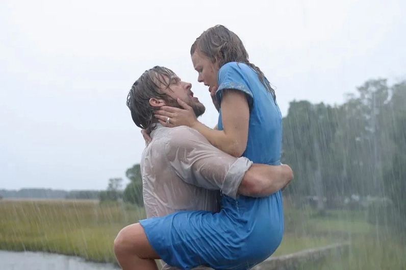 Rachel McAdams và Ryan Gosling trong The Notebook