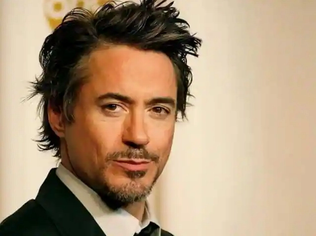 Robert Downey Jr trong một buổi phỏng vấn