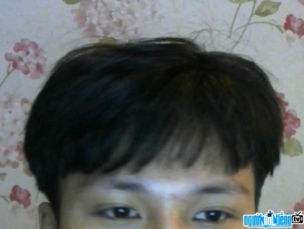 Streamer Dương404 để lộ nửa gương mặt
