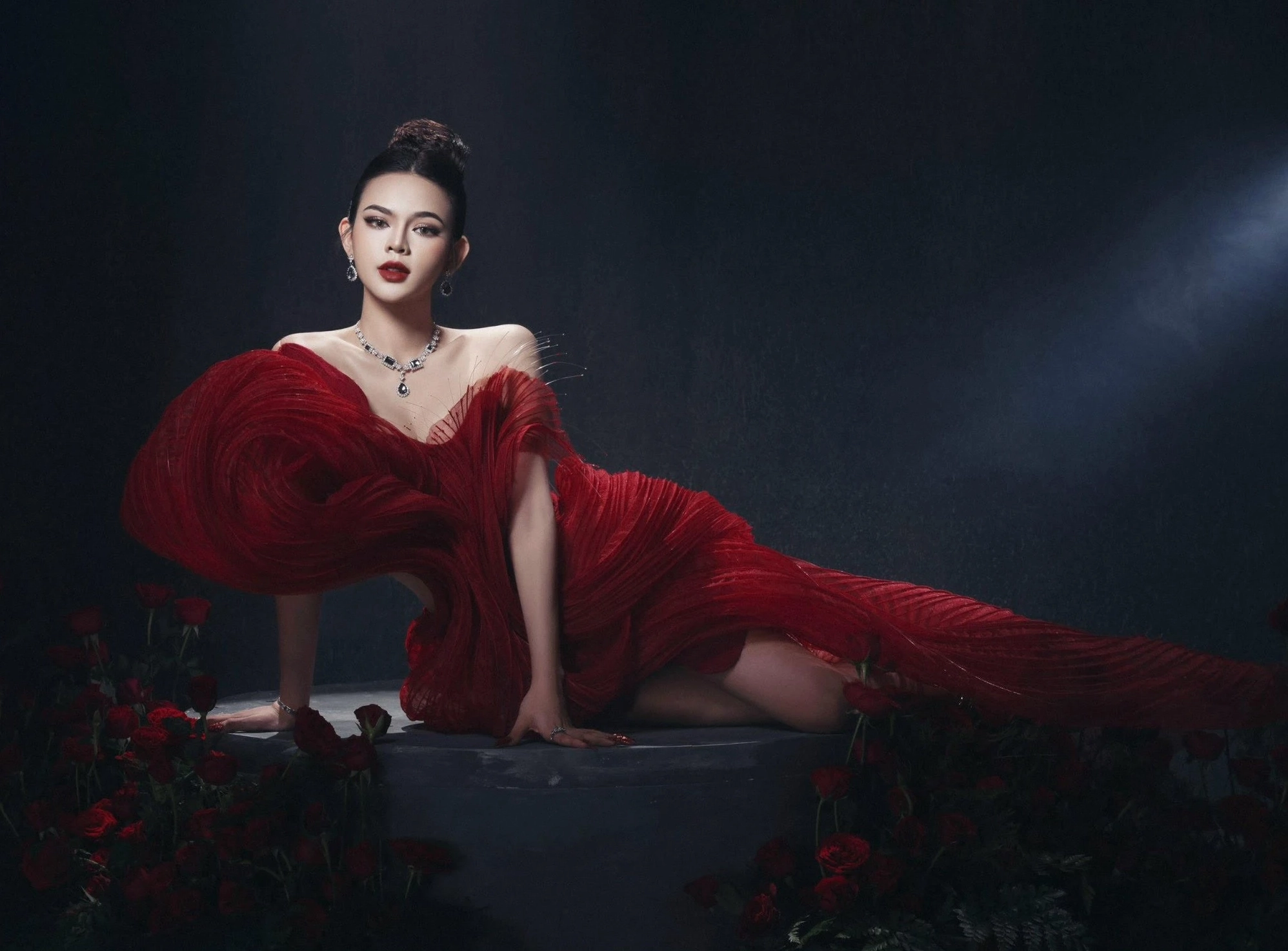 Thái Trà My khoe đường cong nóng bỏng.