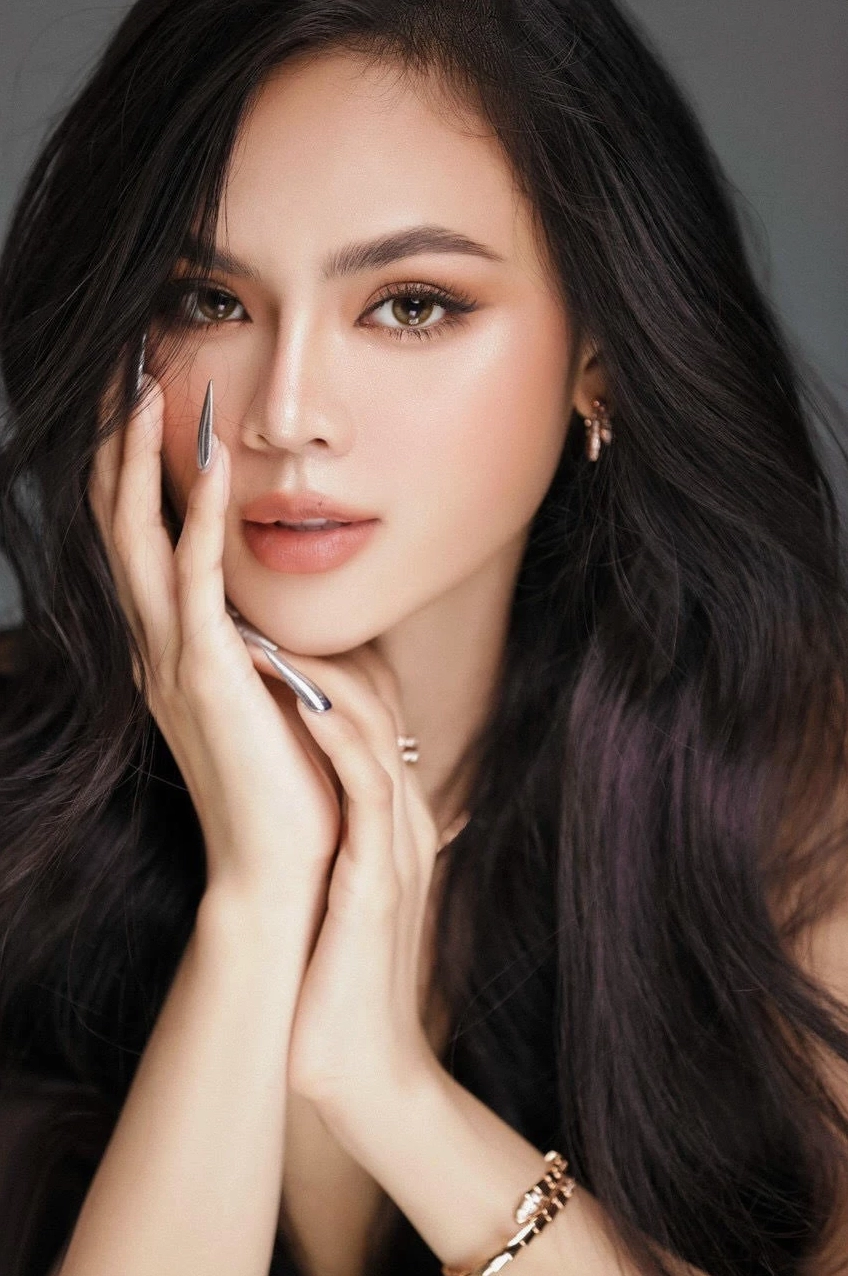 Thái Trà My khoe vẻ đẹp rạng rỡ, đầy sức sống.