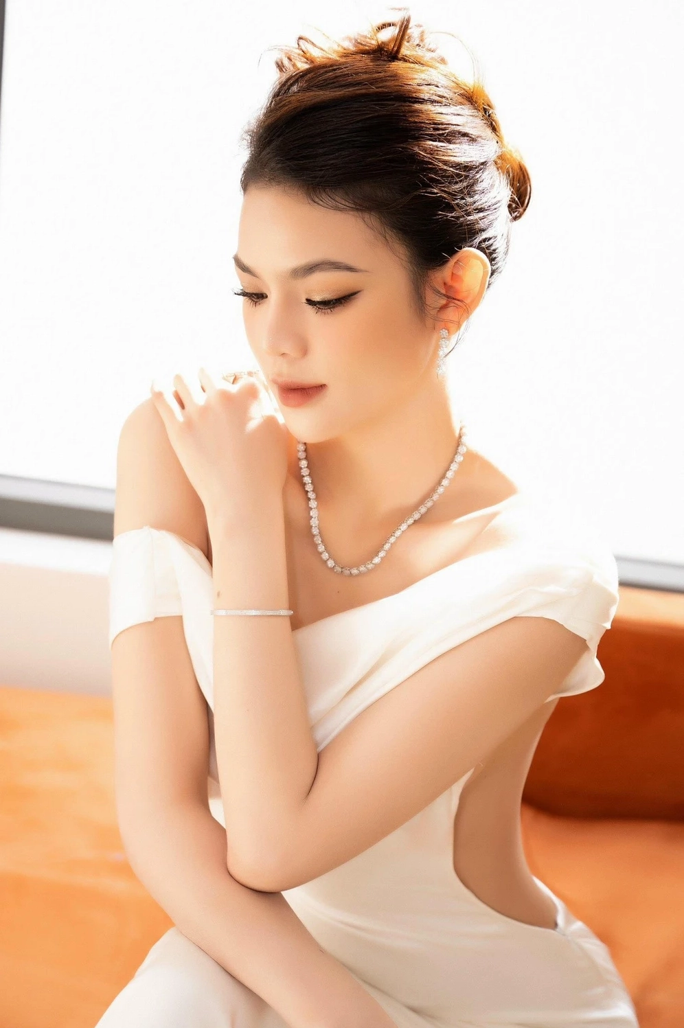Thái Trà My trong một khoảnh khắc đời thường, toát lên vẻ đẹp tự nhiên.