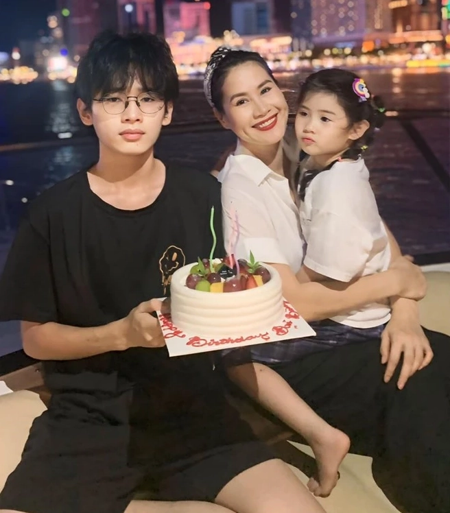 Thân Thúy Hà thể hiện sự quyến rũ.