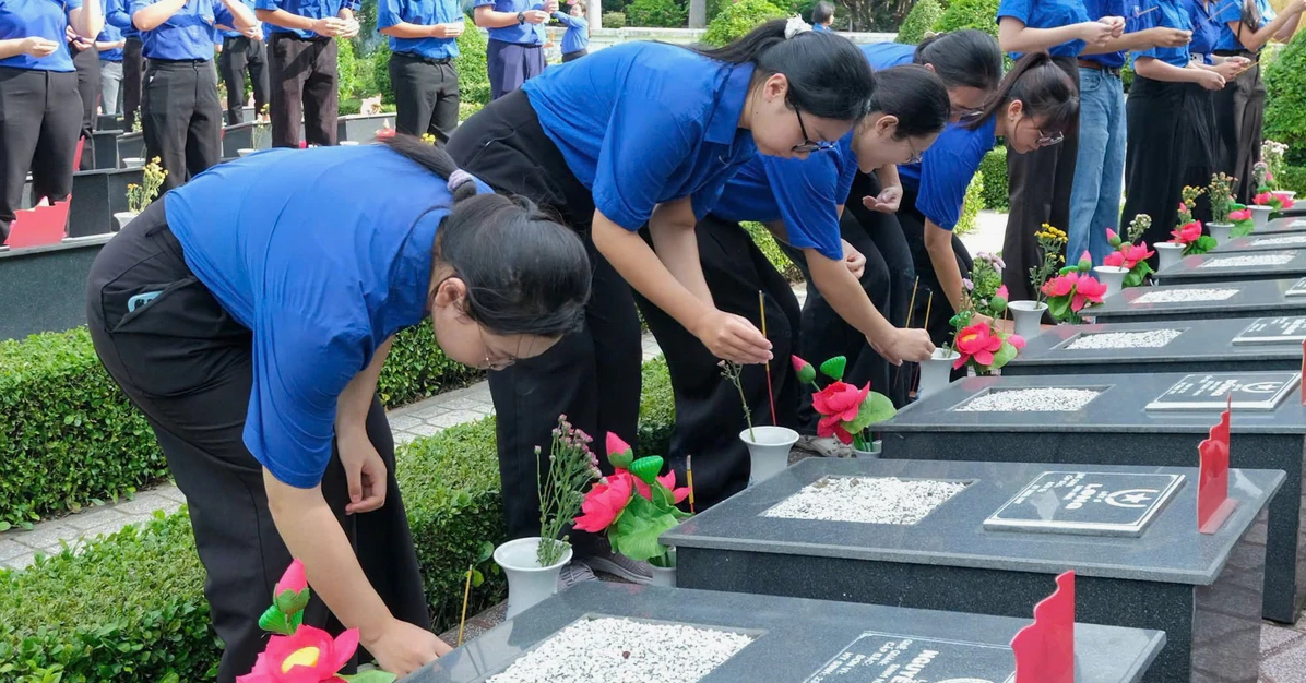 Thanh niên tình nguyện tưởng nhớ anh hùng
